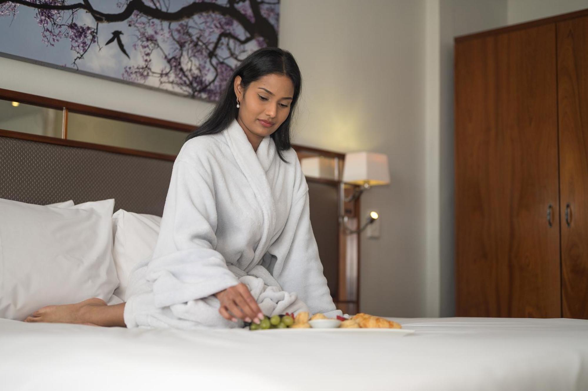 Anew Hotel Hatfield Претория Екстериор снимка