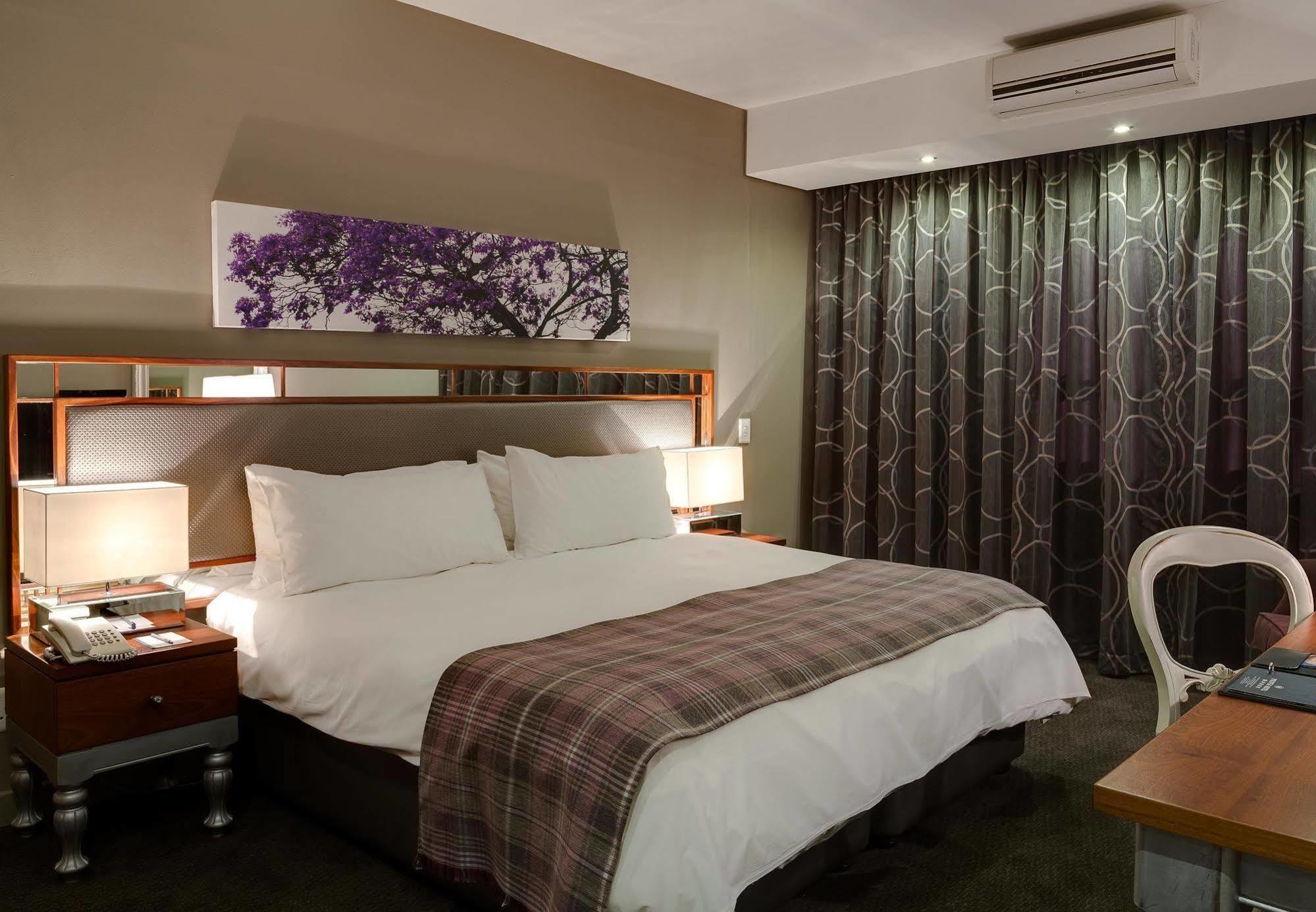 Anew Hotel Hatfield Претория Екстериор снимка